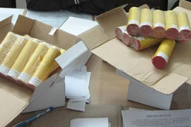 Thu giữ 10 bao tải pháo điện