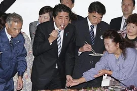 Thủ tướng Abe ăn bạch tuộc ở Fukushima