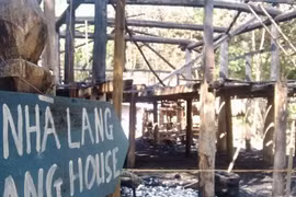 Du khách bất cẩn làm cháy nhà sàn đặc biệt quý hiếm