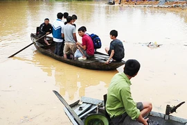 Chuyển hàng tận tay đồng bào vùng lũ dữ 