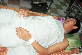 Nổi cơn cuồng ghen, người vợ “hoạn thư” nhẫn tâm đâm chồng suýt chết