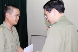 Thăm Phó công an xã bị thương khi làm nhiệm vụ