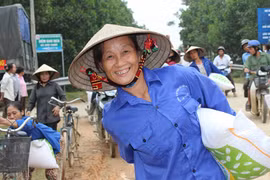 Hạt gạo ấm lòng dân vùng lũ Hương Sơn