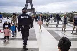 Pháp bắt giữ một nữ nghi can khủng bố