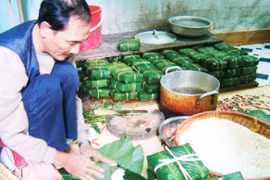 Luộc bánh chưng bằng nước "giếng thần"