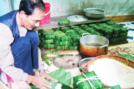 Luộc bánh chưng bằng nước "giếng thần"