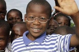 Xóa mù chữ nhờ kính 1 đôla 