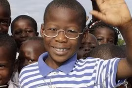 Xóa mù chữ nhờ kính 1 đôla 