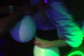 “Bóng cười” - thú chơi quái đản