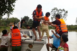 Quên mình giúp dân trong lũ dữ