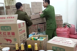 Bắt 1 xe tải chở thực phẩm không rõ nguồn gốc