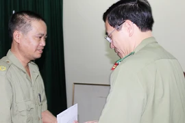 Thăm Phó công an xã bị thương khi làm nhiệm vụ