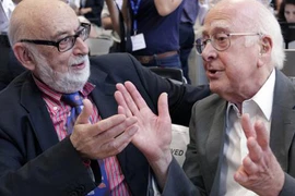 Nobel Vật lý vinh danh người phát hiện hạt Higgs