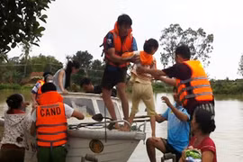 Quên mình giúp dân trong lũ dữ