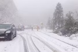 Tuyết rơi trắng xóa Sa Pa gây tắc nghẽn giao thông nhiều giờ