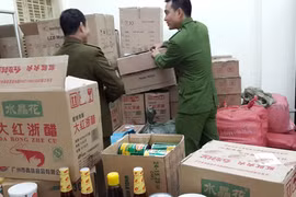 Bắt 1 xe tải chở thực phẩm không rõ nguồn gốc