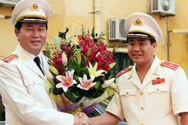 Lãnh đạo CATP Hà Nội đón nhận các phần thưởng cao quý 