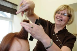 Thợ cắt tóc... mù