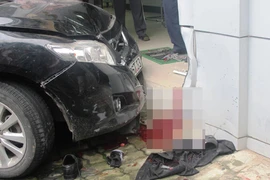 Ô tô lao vào ngân hàng đâm gãy chân bảo vệ