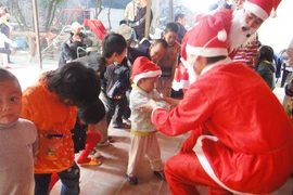 Dịch vụ chuyển quà Noel: Vui nhiều, phiền cũng không ít