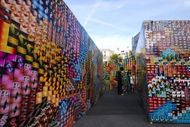 Bức tường ghép từ hàng trăm tấm ảnh 