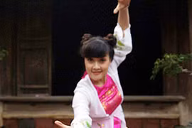 Vân Dung trổ tài… đấu vật