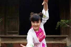 Vân Dung trổ tài… đấu vật