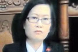 Nữ thẩm phán trẻ luôn làm chủ tình hình