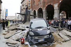 Italia: Tàu ngầm trồi lên giữa phố