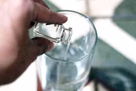 Dùng thuốc ngủ hạ gục nạn nhân, chiếm đoạt tài sản, phạm tội gì? 