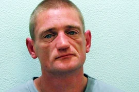 Gã “ông hờ” bệnh hoạn chụp ảnh khiêu dâm xác cháu bé 12 tuổi