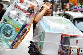 Cuối năm, lại nhộn nhịp đi… “đốt tiền”