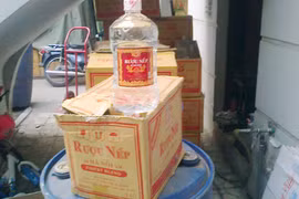 Phát hiện rượu “tử thần” trong một “lò” nấu rượu