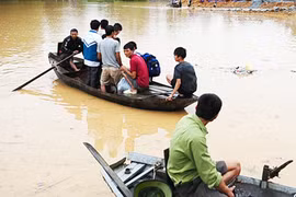 Chuyển hàng tận tay đồng bào vùng lũ dữ 