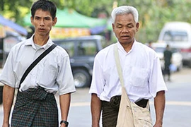 Đàn ông Myanmar thích... mặc váy, nhai trầu