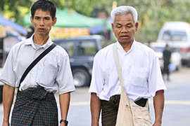 Đàn ông Myanmar thích... mặc váy, nhai trầu