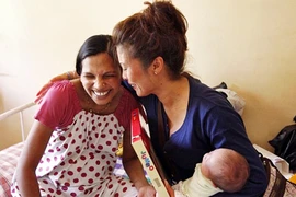 Ấn Độ buông lỏng ngành công nghiệp “đẻ thuê” 