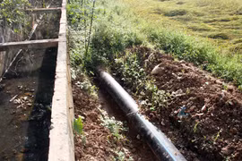 Doanh nghiệp lắp giếng khoan, người dân chết khát