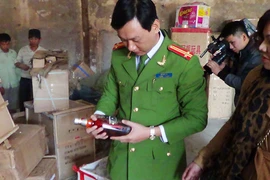 Đồng loạt kiểm tra 3 ô tô nhồi hàng tấn ô mai, rượu nhập lậu