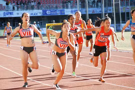 Chơi vơi giữa “ao làng”