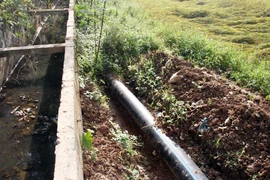 Doanh nghiệp lắp giếng khoan, người dân chết khát