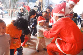 Dịch vụ chuyển quà Noel: Vui nhiều, phiền cũng không ít