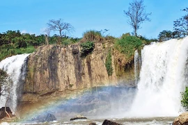 Xuyên rừng ngắm “Thác Vua”