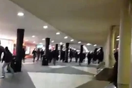 Hàng trăm đàn ông đeo mặt nạ tấn công trẻ vị thành niên nhập cư tại Thụy Điển