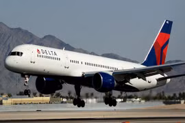 Máy bay phải hạ cánh khẩn cấp vì...tiếp viên đánh nhau