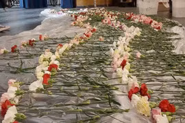 Ấn tượng với cậu học sinh tặng hoa cho gần 900 bạn nữ nhân dịp Valentine