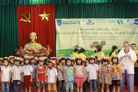 Sinh viên ĐH Quốc gia tặng hơn 200 mũ bảo hiểm cho trẻ em nghèo