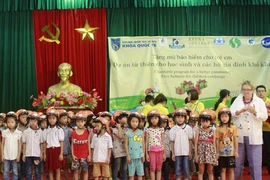 Sinh viên ĐH Quốc gia tặng hơn 200 mũ bảo hiểm cho trẻ em nghèo