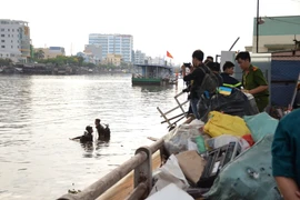 Nhiều giờ lặn tìm thi thể cô gái mất tích dưới kênh Tẻ
