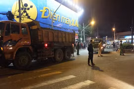 Xe ben va chạm với xe máy, bé trai 3 tuổi tử vong